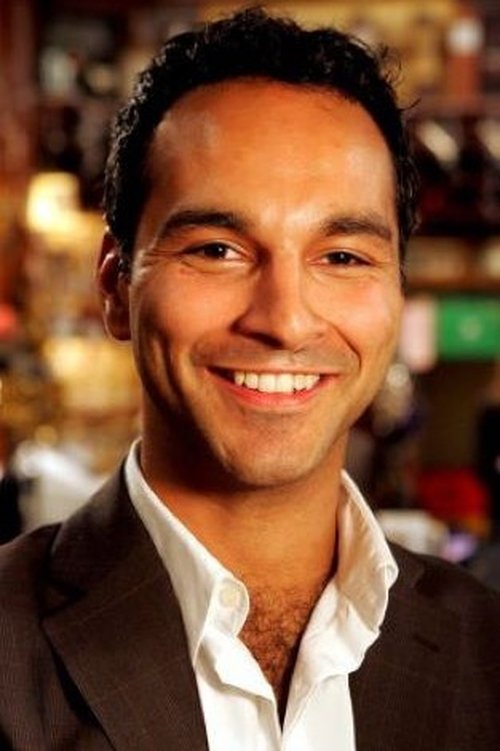 John Nayagam interpretando a Dr. Love