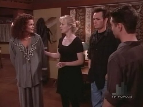Escena del episodio 23 de la temporada 4 de la serie Beverly Hills, 90210