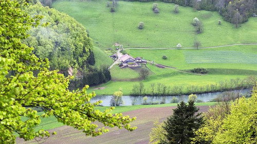 Et au milieu coule le Doubs Backdrop Blur