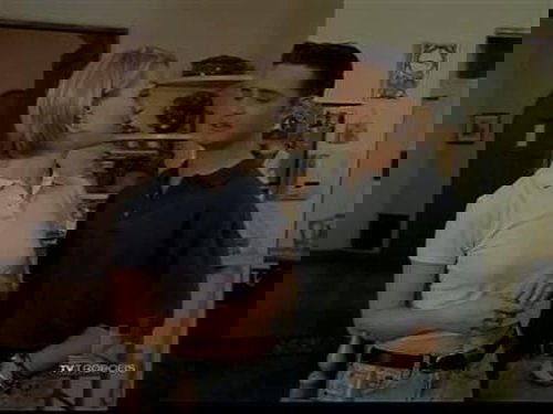 Escena del episodio 28 de la temporada 5 de la serie Beverly Hills, 90210