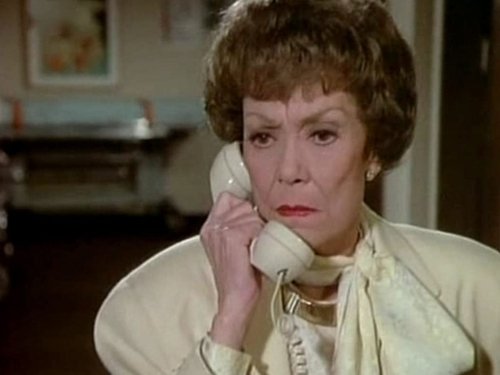 Escena del episodio 1 de la temporada 7 de la serie Falcon Crest