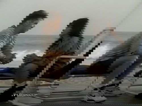 Escena del episodio 1 de la temporada 4 de la serie Beverly Hills, 90210