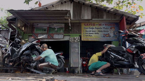 Bunyi Banyu Backdrop Blur