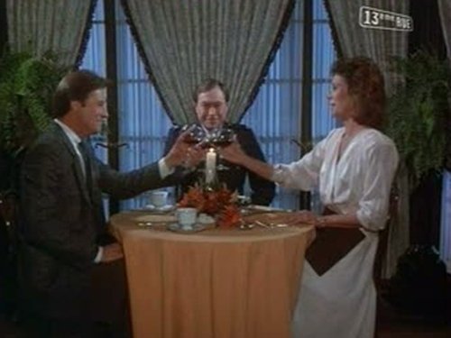 Escena del episodio 15 de la temporada 2 de la serie Scarecrow and Mrs. King