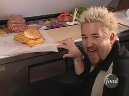 Escena del episodio 7 de la temporada 1 de la serie Diners, Drive-Ins and Dives