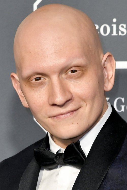 Kép: Anthony Carrigan színész profilképe