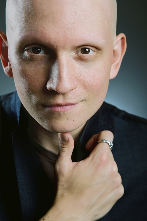 Kép: Anthony Carrigan színész profilképe