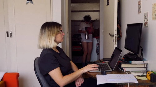 Una trabaja, la otra no