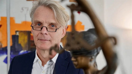 Sie sagt. Er sagt. Die Dokumentation.