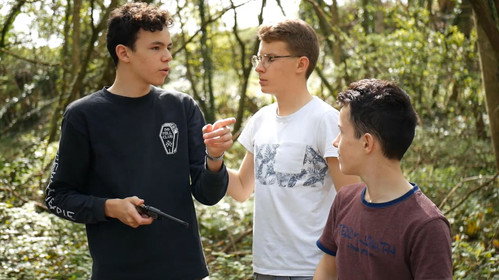 Meurtre entre amis Backdrop Blur