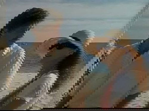 Escena del episodio 18 de la temporada 5 de la serie Beverly Hills, 90210