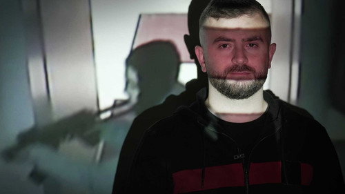 Kalla fakta: Gängkrigaren bryter tystnaden Backdrop Blur
