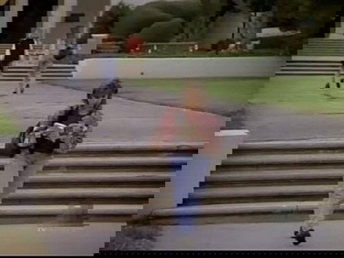 Escena del episodio 11 de la temporada 5 de la serie Beverly Hills, 90210