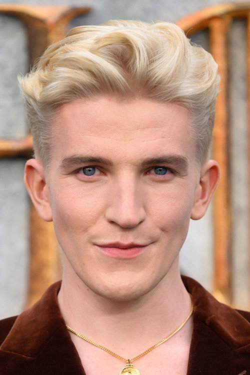 Kép: Ewan Mitchell színész profilképe