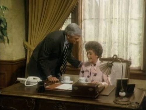 Escena del episodio 12 de la temporada 2 de la serie Falcon Crest