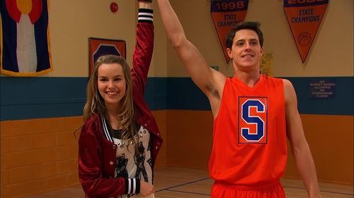 Escena del episodio 2 de la temporada 3 de la serie ¡Buena suerte, Charlie!