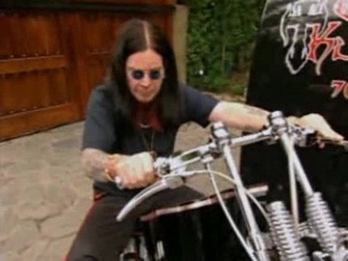 Escena del episodio 3 de la temporada 3 de la serie The Osbournes