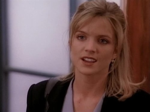 Escena del episodio 13 de la temporada 3 de la serie Melrose Place