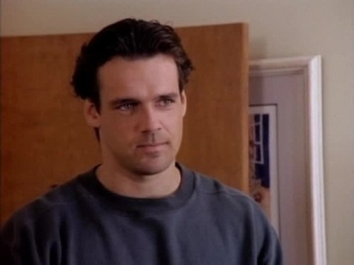 Escena del episodio 16 de la temporada 3 de la serie Melrose Place