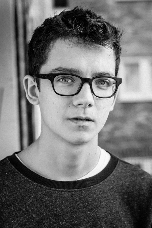 Kép: Asa Butterfield színész profilképe