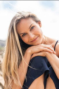 Kristen Winnicki interpretando a Lola Dellavina