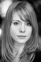 Lauren O'Neill interpretando a Ann Taylor