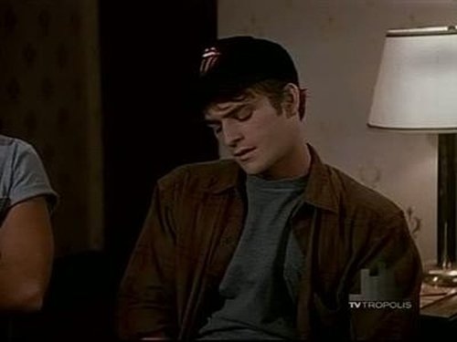 Escena del episodio 12 de la temporada 5 de la serie Beverly Hills, 90210