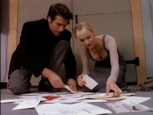 Escena del episodio 12 de la temporada 3 de la serie Melrose Place