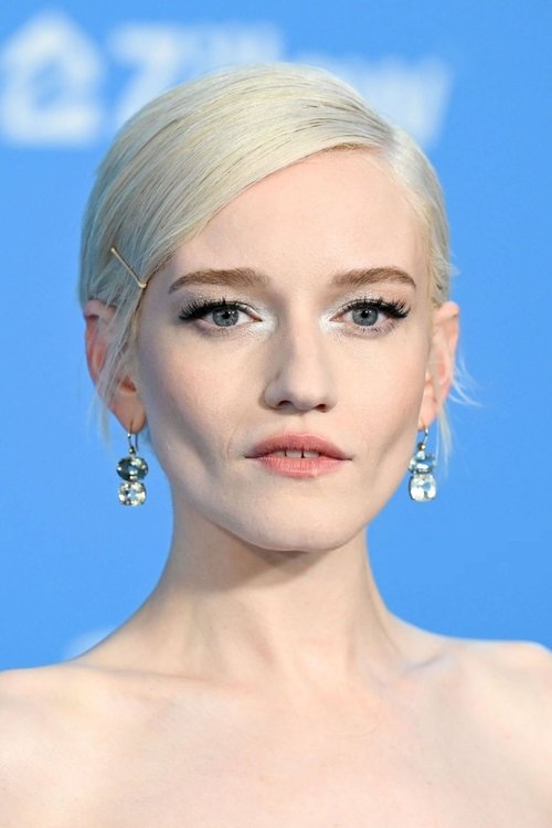 Kép: Julia Garner színész profilképe