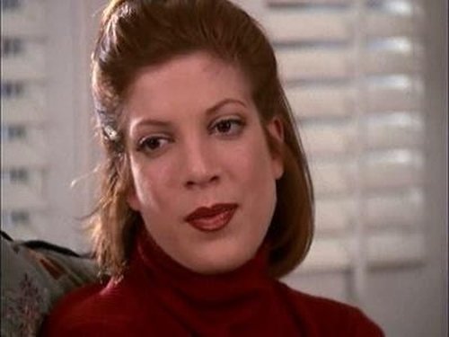 Escena del episodio 29 de la temporada 7 de la serie Beverly Hills, 90210