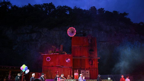 Karl's Kühne Gassenschau Silo8 Backdrop Blur