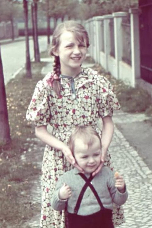 Vera is a Nazi; her brother helps refugees.