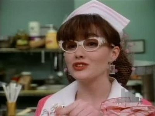 Escena del episodio 16 de la temporada 1 de la serie Beverly Hills, 90210