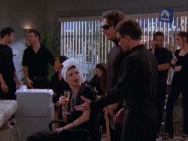 Escena del episodio 18 de la temporada 3 de Caroline in the City