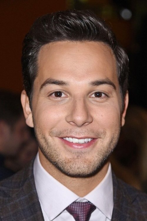 Kép: Skylar Astin színész profilképe