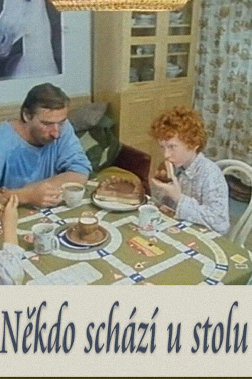 Nekdo schází u stolu