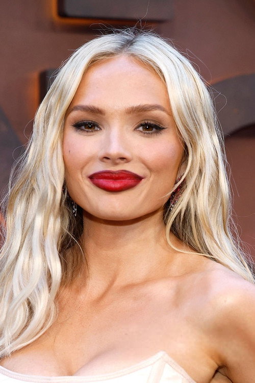 Natalie Alyn Lind Photo