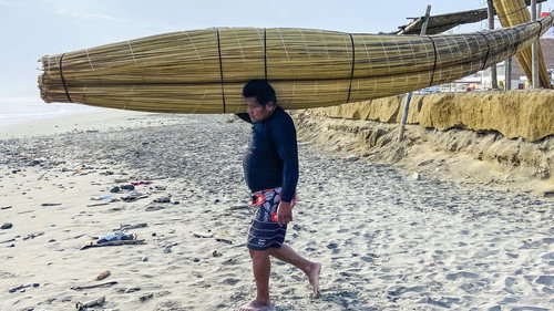 Die letzten Schilfboot-Fischer von Huanchaco Backdrop Blur