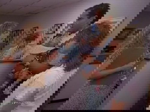 Escena del episodio 2 de la temporada 5 de la serie Beverly Hills, 90210