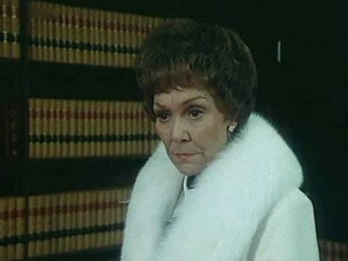 Escena del episodio 24 de la temporada 4 de la serie Falcon Crest