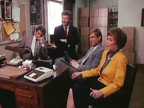 Escena del episodio 29 de la temporada 4 de la serie Falcon Crest