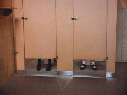 Seinfeld S05E12 — The Stall episode still