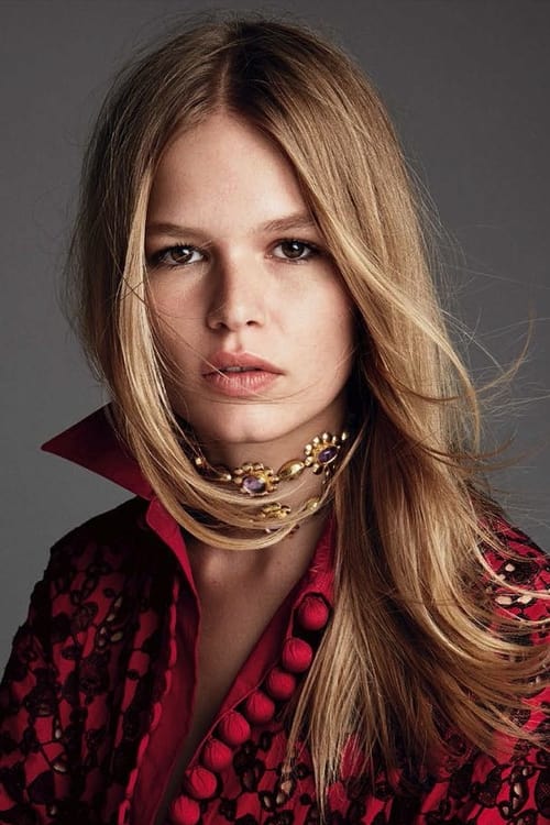 Anna Ewers