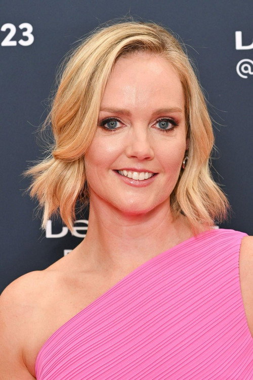 Amanda Davies photo 6