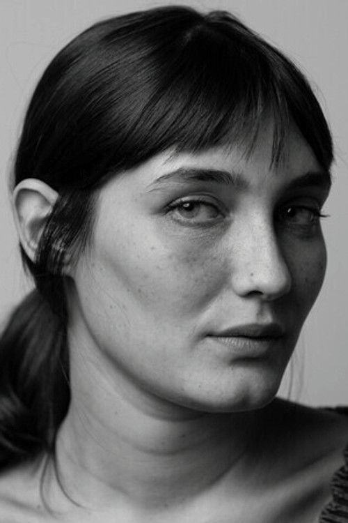 Kép: Nina Tomsic színész profilképe