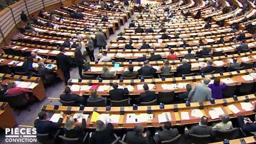 Gros salaires, privilèges et gaspillages : enquête sur les milliards de l’Europe Backdrop Blur