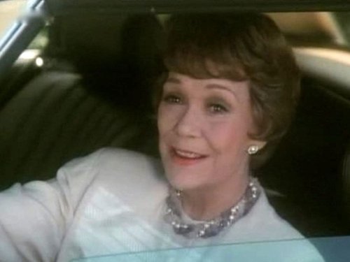 Escena del episodio 11 de la temporada 5 de la serie Falcon Crest