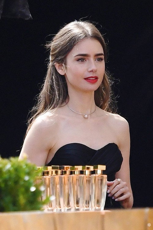 Kép: Lily Collins színész profilképe