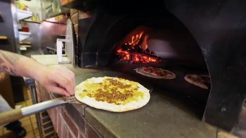 Escena del episodio 15 de la temporada 23 de la serie Diners, Drive-Ins and Dives