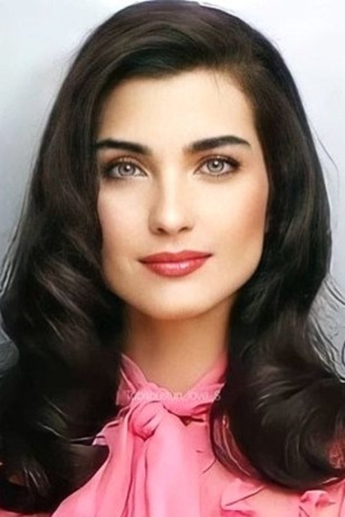 Kép: Tuba Büyüküstün színész profilképe